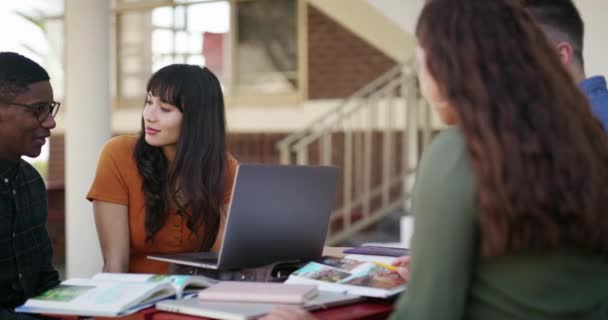 妇女在校园 大学或学院学习和学习 以获得集体教育和快乐的容貌 在笔记本电脑上的年轻朋友 谈论研究或学校团队合作的在线规划 — 图库视频影像