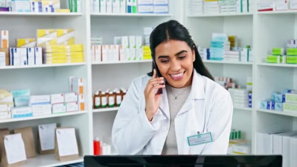 Farmacêutico Atrás Balcão Farmácia Conversando Com Cliente Telefone Para Confirmar — Vídeo de Stock