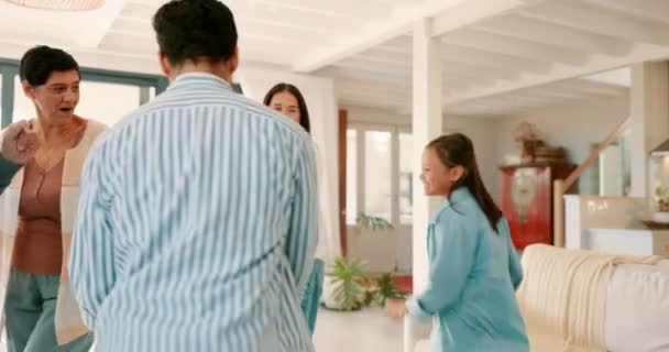 Kinder Eltern Und Großeltern Wohnzimmer Bei Einem Besuch Einem Heim — Stockvideo