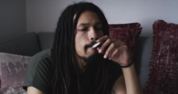 Esrar Bağımlısı Rahatlamış Içen Bir Adam Esrar Bağımlılığı Için 420 — Stok video