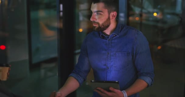 Forretningsfolk Håndtryk Tablet Med Nattemøde Velkommen Introduktion Til B2B Markedsføring – Stock-video