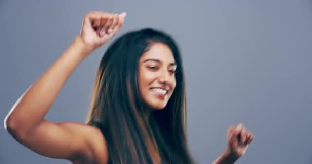 Twarz Taniec Indian Kobieta Uroczystości Uśmiech Osiągnięcia Szarym Tle Studio — Wideo stockowe