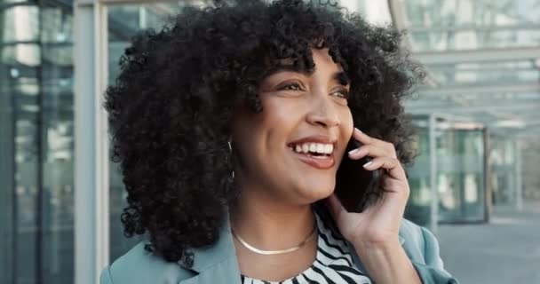 Χαρούμενη Μαύρη Γυναίκα Τηλεφώνημα Και Γέλιο Για Αστείο Αστείο Επαγγελματική — Αρχείο Βίντεο