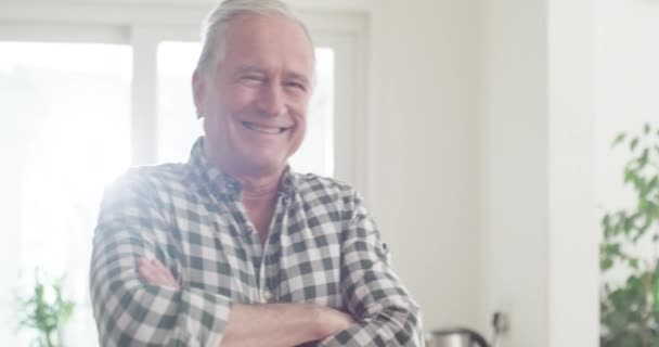 Älterer Mann Entspannt Und Lächelnd Porträt Glücklich Und Stolz Auf — Stockvideo