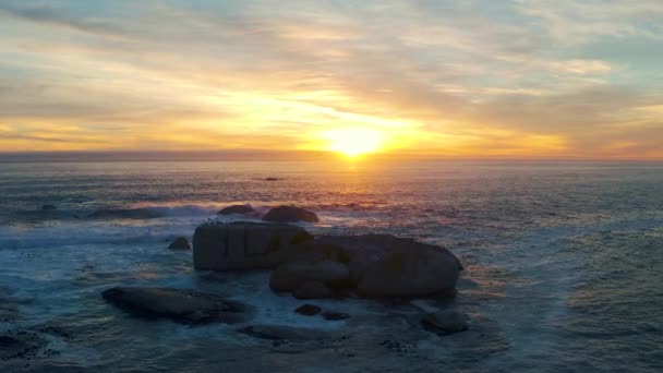Océan Coucher Soleil Ciel Avec Rochers Horizon Paix Dans Environnement — Video