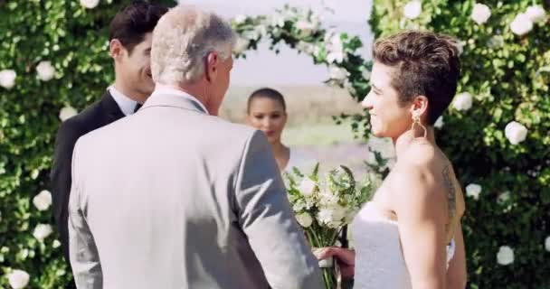 결혼식 이벤트에서 꽃다발과 의식에서 여자를 아버지의 결혼식 행복하고 이정표 헌신을 — 비디오