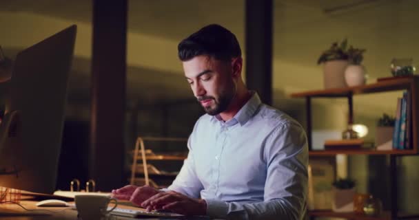 Geschäftsmann Tippt Computer Während Spät Der Nacht Einem Büro Arbeitet — Stockvideo