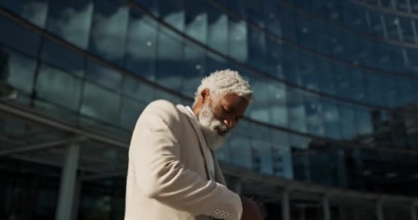 Відкритому Повітрі Бізнесі Танцях Старшим Чоловіком Смартфоном Енергією Нью Йорку — стокове відео