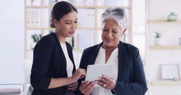 Kobiety Biznesu Mentor Tablet Radą Dyskusji Współpracy Firmy Kancelaria Prawnicza — Wideo stockowe