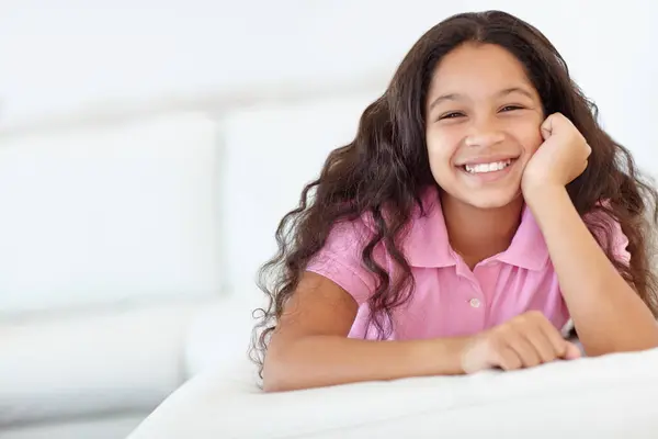 Sorriso Doce Retrato Menina Criança Sua Casa Com Atitude Positiva — Fotografia de Stock