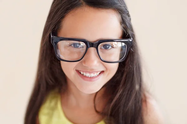 スタジオで光学療法 健康を備えた少女のスマイル 肖像画 ハッピー オプトメトリー 前向きで良い 自信を持った態度でビジョンのための光景を持つ子供の顔 — ストック写真