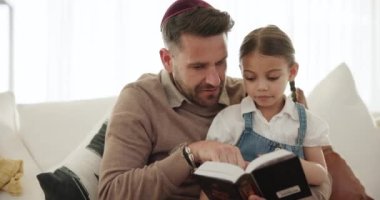 Din, okuma ve evde kız ve kitapla baba, Tevrat 'ı ve ruhani bilgiyi öğretip öğrenme. Çocuk, eğitim ve kanepede Yahudi dini, inanç veya kültür tarihi paylaşımı.
