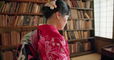 Japon kadın, düşünce ve geleneksel kıyafetlerle kütüphanede vizyon, fikir sahibi ya da din öğrenimini anımsıyor. Kız, insan ve anı kitaplık, masa ve ruhsal gelişim için farkındalık.