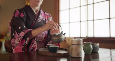 Geleneksel Japon kadını, demlik ve çay fincanı sağlık, sağlık ya da çay masasında dinlenmek için sıvı. Kız, insan ve eller kültür, detoks ve evdeki huzur için içecekler..