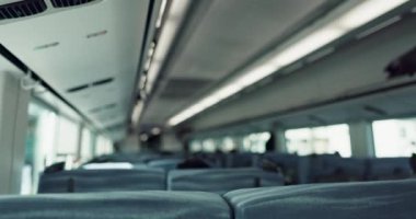 Trenin içi boş, koltukları ve taşımacılığı hareket halinde, pencere ve araç kamu altyapısına sahip. Lokomotif, demiryolu seyahati ve Tokyo 'da yolcu taşımacılığı, hizmet ve taşıma için sandalye.