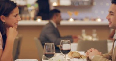 Restoranda şarapla buluşan, sohbet eden ve güzel yemek servisleriyle romantik bir akşam geçiren çift. Aşkın kutlanması, erkek ve mutlu kadın lüks bir lokantada yemek, içki ve sohbet ile