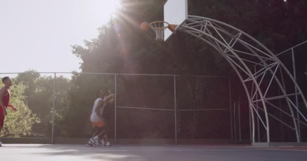 篮球运动员和朝廷射击 与握手 业余爱好和朋友一起玩耍和镜头闪闪 作为运动员的精力 运动和训练 为比赛 比赛和享受而进行的锻炼 — 图库视频影像