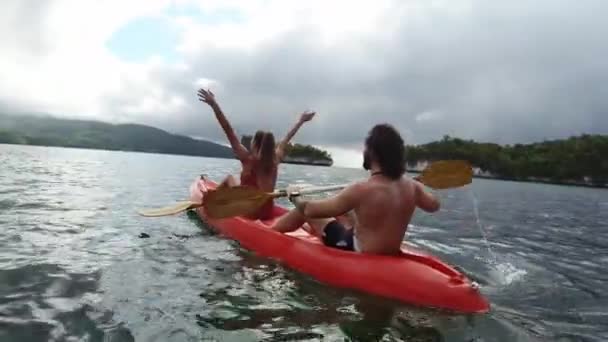 Uomo Donna Felice Canottaggio Kayak Insieme Libertà Lago Applausi Nel — Video Stock