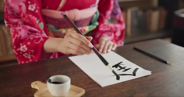 Pincel Tinta Manos Guion Asiático Escritura Con Papel Documento Creatividad — Vídeos de Stock