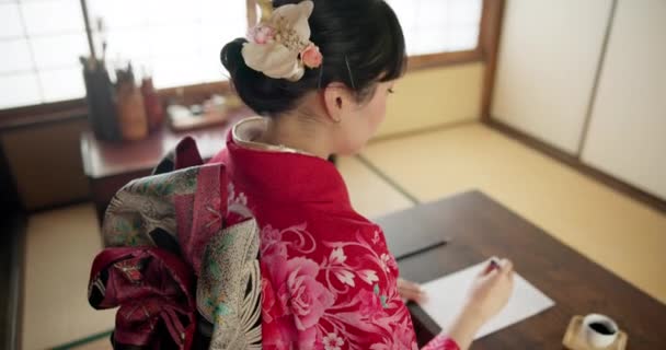 アジア人 インク スクリプト 伝統的なテキストで書く 日本のフォント アートとツールのための机に黒いペンキの作家 — ストック動画