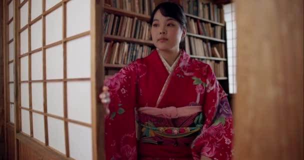 日本の女性 伝統的な服は ビジョン アイデア または宗教を勉強するために覚えています スピリチュアルな発達のための本棚 マインドフルネスによる少女 — ストック動画