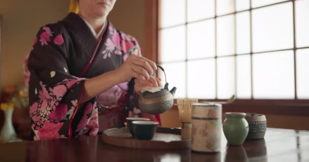 Geleneksel Japon Kadını Demlik Çay Fincanı Sağlık Sağlık Çay Masasında — Stok video