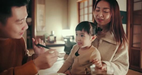 Japońscy Rodzice Dziewczyna Karmienie Przy Kolacji Uśmiechem Pomoc Opieka Makaronem — Wideo stockowe