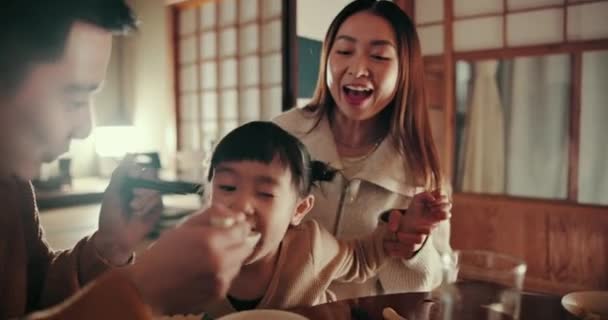 Asyalı Ebeveynler Kız Yemekte Gülümseme Yardım Bakım Ile Aile Evinde — Stok video