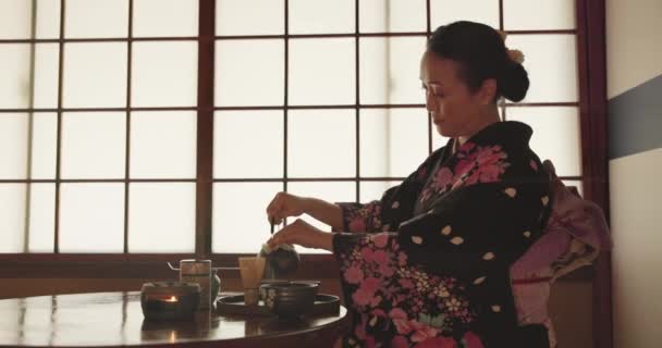 Japon Kadın Demlik Çay Fincanı Çay Masasında Dinlenmek Için Sağlık — Stok video
