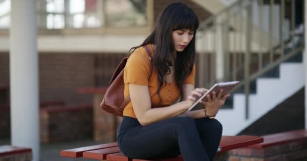 Estudiante Mujer Feliz Tableta Campus Universidad Universidad Para Investigación Aprendizaje — Vídeo de stock
