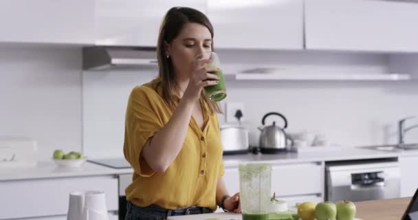 Kobieta Blender Sok Picia Kuchni Diety Detox Zdrowej Żywności Zielonym — Wideo stockowe