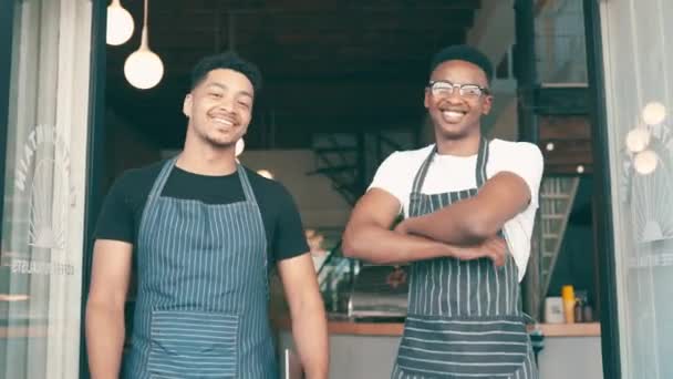 Sonríe Cruza Los Brazos Cara Los Baristas Cafetería Con Actitud — Vídeos de Stock
