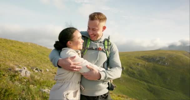 Couple Heureux Câlin Montagne Dans Nature Pour Randonnée Aventure Voyage — Video