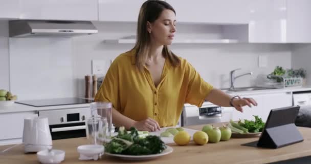 Mujer Tableta Cocina Frutas Receta Para Alimentos Saludables Jugo Consejos — Vídeo de stock