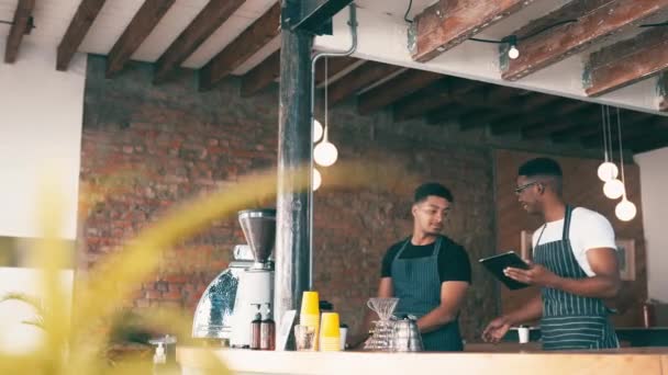 Alta Cinco Tableta Jóvenes Baristas Cafetería Para Celebración Éxito Logro — Vídeos de Stock