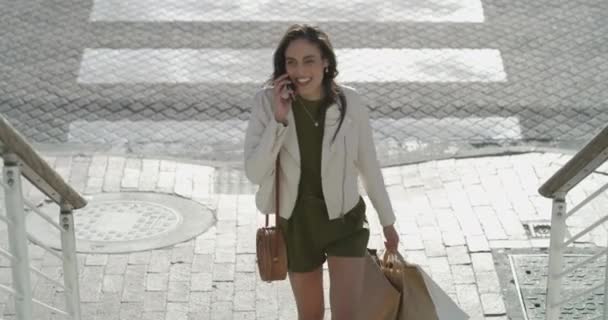 打电话和带购物袋的年轻妇女在城市销售 促销或打折 家庭主妇和女性在城市的移动对话中 为零售时尚而通勤 — 图库视频影像