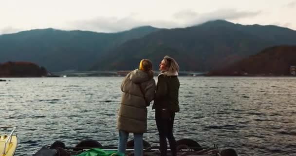 Flickvänner Kramas Och Tillbaka Stranden Med Omsorg Kärlek Eller Utomhus — Stockvideo