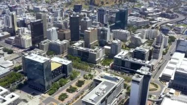 Skyline, gökdelen ve insansız hava aracı, şehir manzaralı ve otoyolda, altyapıda ve Cape Town 'da trafik olan şehir binaları. Metronun dış mekanı, araçları ve gökdelenleri, emlak ve gayrimenkul geliştirme.