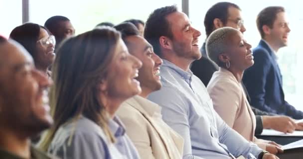 Podnikatelé Firemní Konference Smích Prezentace Nebo Show Mluvením Publikem Teambuildingem — Stock video