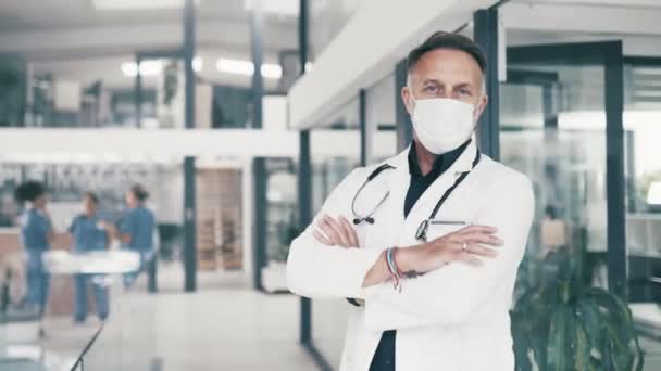 Homem Maduro Médico Orgulho Por Máscara Hospital Cuidados Saúde Cuidados — Vídeo de Stock