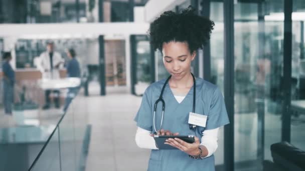 Mulher Médico Tablet Cuidados Saúde Hospital Telessaúde Cuidados Clínica Trabalho — Vídeo de Stock