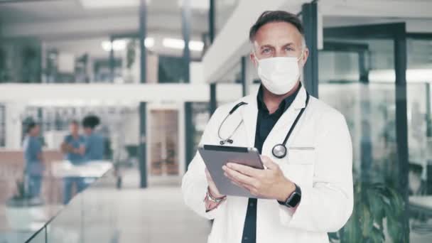 Homme Médecin Tablette Avec Masque Pour Recherche Communication Réseautage Hôpital — Video
