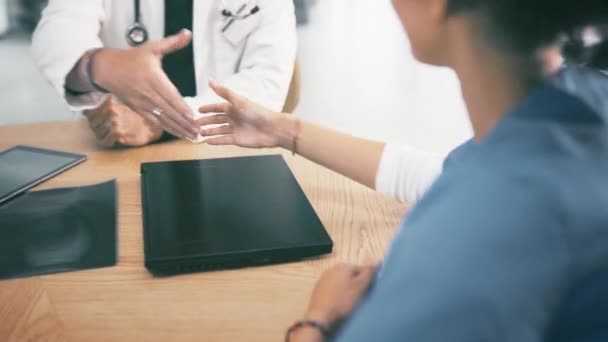 Médico Aperto Mão Reunião Acordo Trabalho Equipe Lidar Com Documentos — Vídeo de Stock