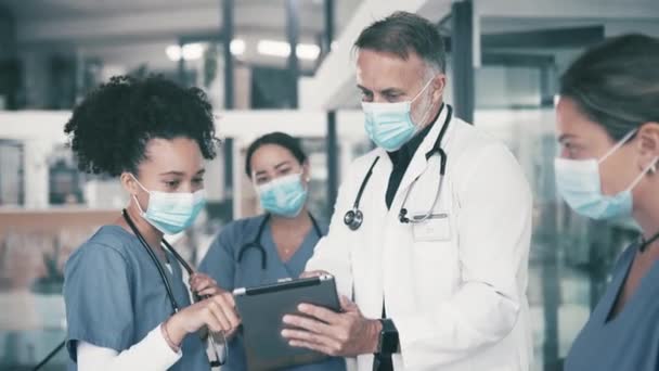 与实习医生 护士或医疗队会面时戴口罩的人 医生和平板电脑 以便在医院进行规划 在诊所对医生或保健专业人员进行技术合作培训 — 图库视频影像