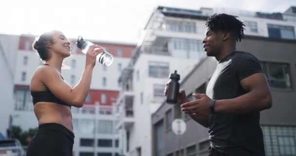 Paar Drinkwater Fitness Stad Voor Hydratatie Gezondheid Lichaam Ontspannen Samen — Stockvideo