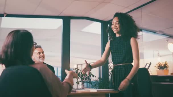 Geschäftsfrau Händedruck Und Meeting Erfolg Einführung Oder Willkommen Für Eine — Stockvideo