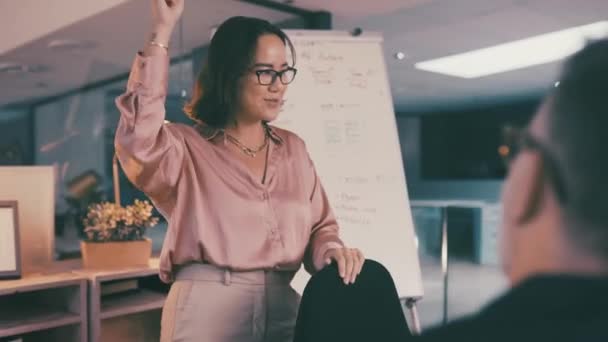 Pertemuan Presentasi Orang Orang Bisnis Dan Diskusi Wanita Bahagia Tentang — Stok Video