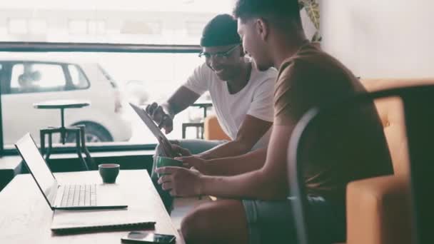Biznesplan Śmiech Mężczyźni Kawiarni Spotkaniem Tabletów Dla Pomysłów Start Strategii — Wideo stockowe