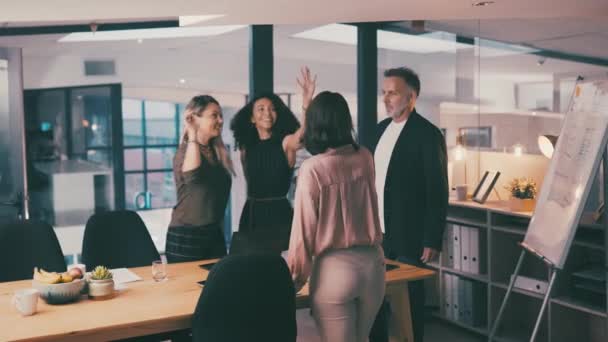Alta Cinco Personas Emocionadas Profesionales Celebran Trabajo Equipo Buenas Noticias — Vídeos de Stock