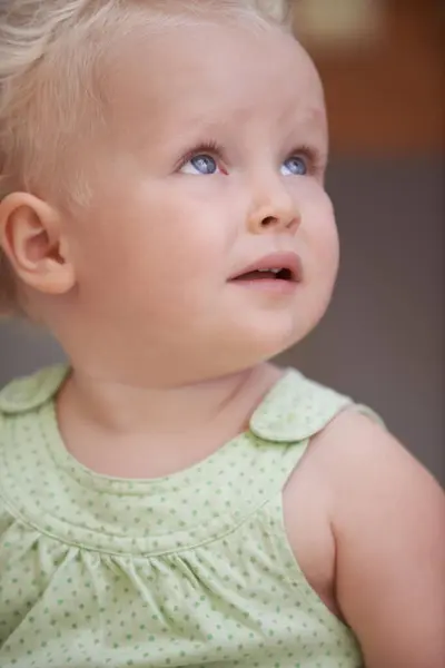 Младенец Малыш Девочка Играют Дома Обожаемый Симпатичный Ребенок Растет Один — стоковое фото